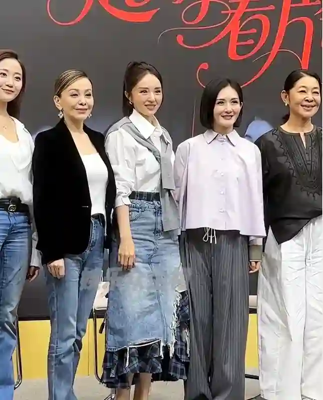 王琳新综艺，倪萍嘴歪眼斜，谢娜满脸凹坑好土，被再婚的董璇抢镜