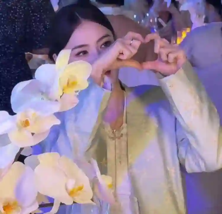 44岁张柏芝出席活动！穿新中式装扮美得像个娃娃，众人都抢着合影