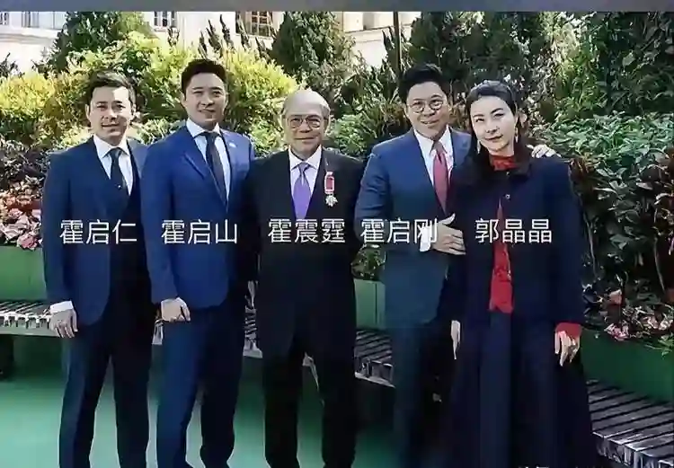 霍启刚弟弟订婚！未婚妻拿一堆红包笑开花，霍家三兄弟剩一人未婚
