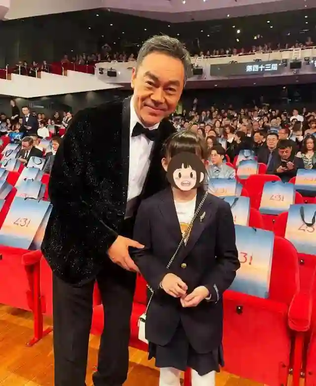 68岁尔冬升携9岁女儿现身香港金像奖，女友罕见露面，撞脸汤唯！
