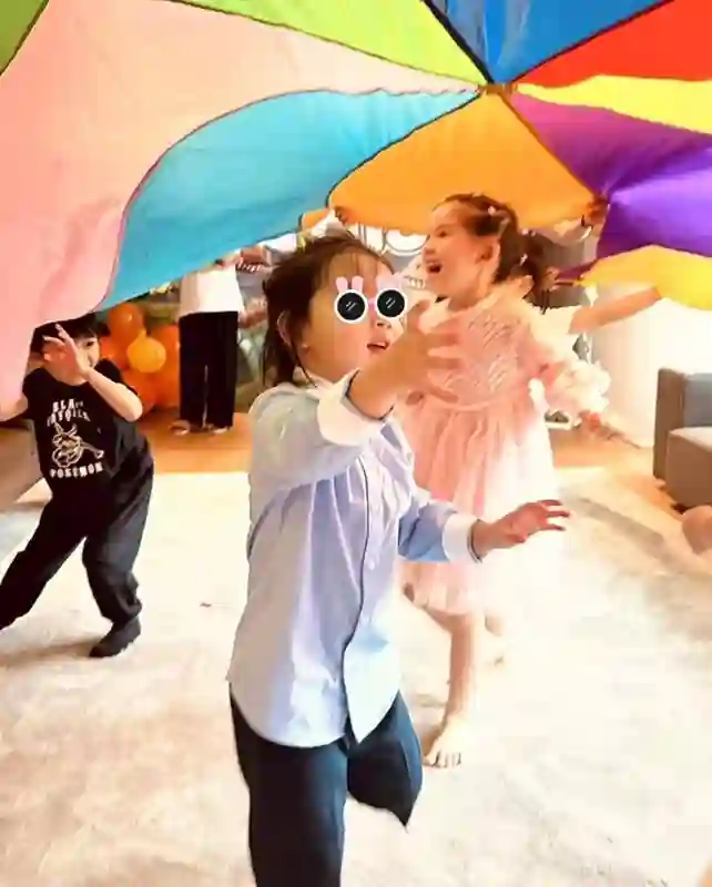 郭碧婷给儿子过三岁生日，小向笙留长发像向佐，生日待遇不如姐姐