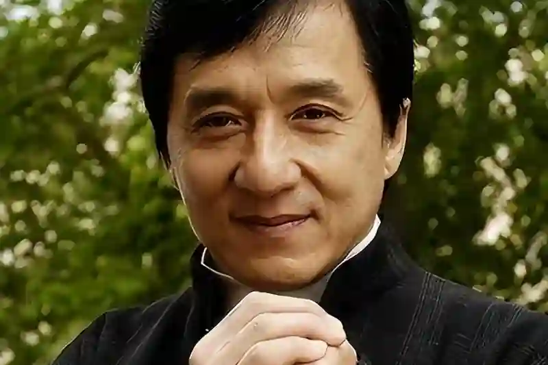 71岁成龙亲密照曝光，年轻时“花边”轶事，情感生活大揭秘