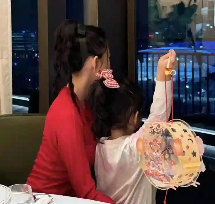 趁着潘玮柏在忙着演唱会，他老婆居然跑回南京独自逛吃？