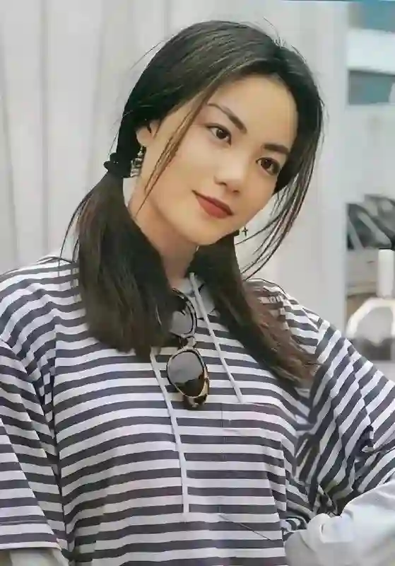 王菲年轻时长得太哇塞了，又美又灵动，真的是被嗓子埋没的美貌！