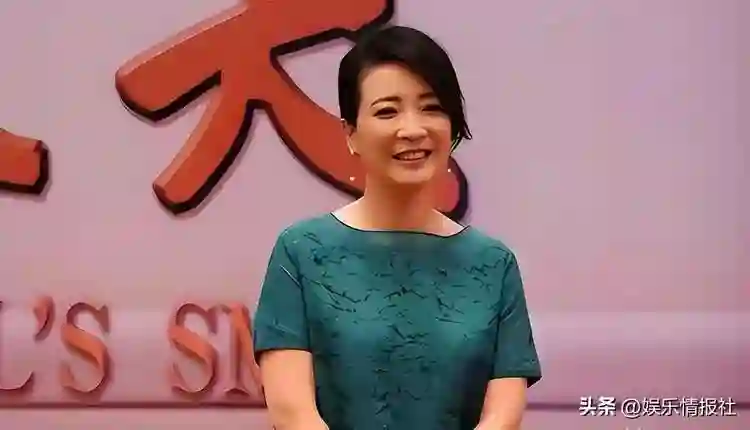 她是国家一级女演员，多次给坐轮椅丈夫戴绿帽，如今儿子也是演员