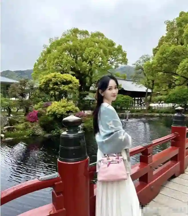 46岁陈乔恩和老公日本旅游：扎两个小辫子太减龄，像20岁少女一样