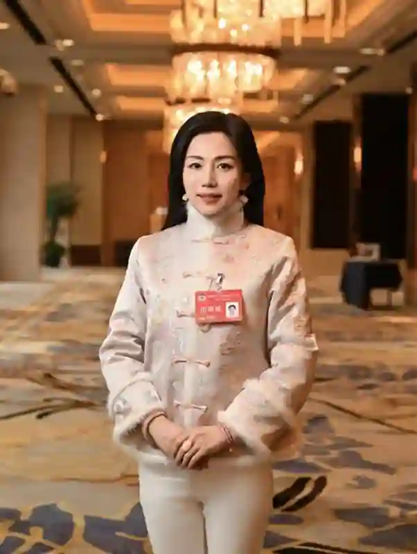 王一博于适背后的女大佬，电影圈最会赚钱的制片人陈祉希