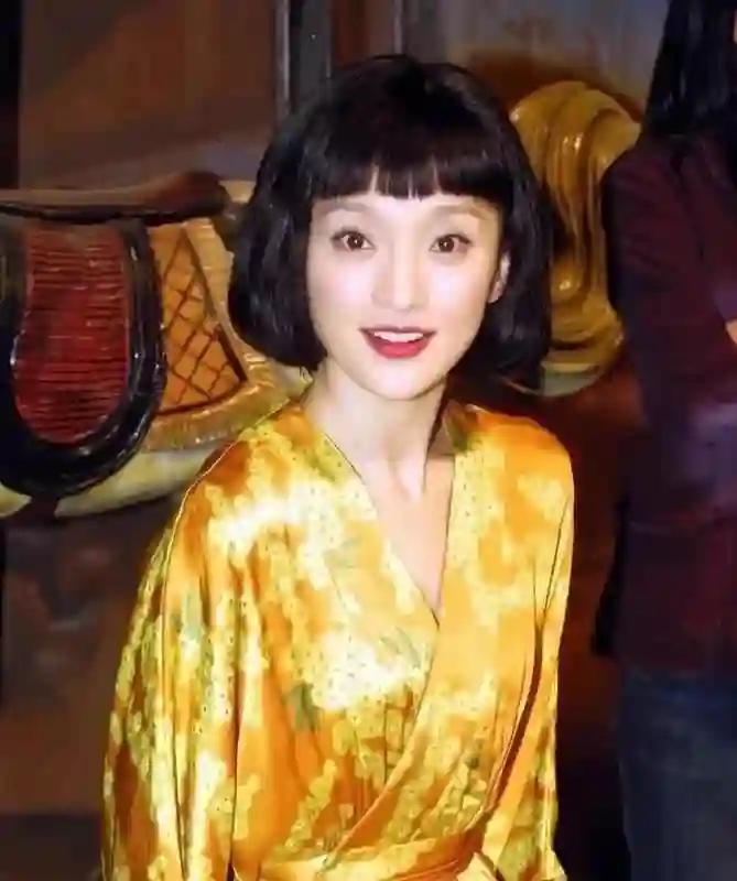 周迅又矮又瘦到底算不算美女？看她年轻照片，才知美人在骨不在皮