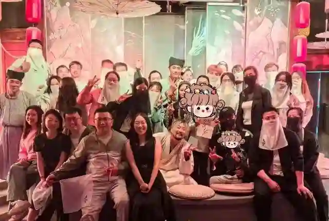 章子怡汪峰离婚后仨儿女首同框，一起看剧，醒醒兰花指抢镜好淑女