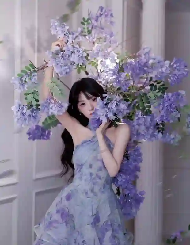 田曦薇紫色挂脖长裙造型，微卷簪花甜美灵动似精灵