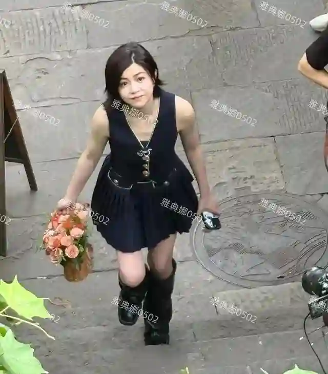 重庆偶遇陈妍希，40岁的她身材比之前略有发福，短圆的苹果脸显年轻