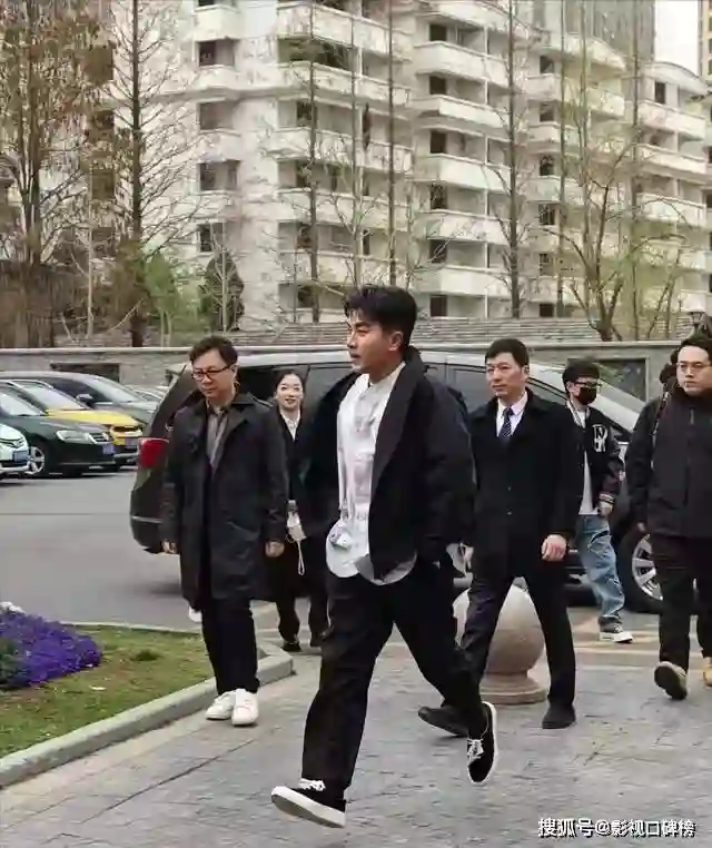 51岁刘恺威现身江苏，少年感十足，有网友质疑其戴假发纹眉毛