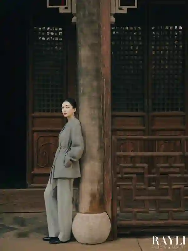 江疏影登杂志穿中式绣花裙，东方韵味尽显其中