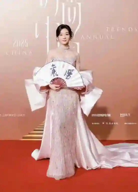 红毯惊喜不断！王子文摔倒、赵露思回归，袁姗姗变脸认不出