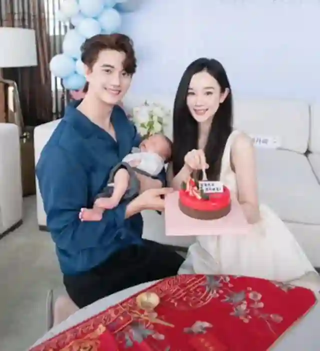 张檬产后35天参加婚礼，哺乳期没化妆，儿子交给俩护士照顾很省心