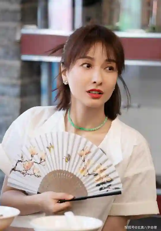 他的前女友是吴昕，前未婚妻是张天爱，如今37岁了，升级当上了老爸
