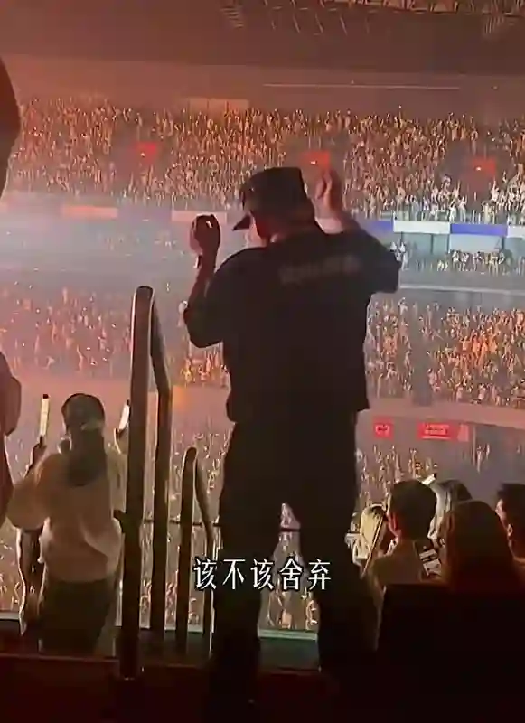 谢霆锋演唱会全程素颜，一件短袖唱到底，英皇艺人到场助威