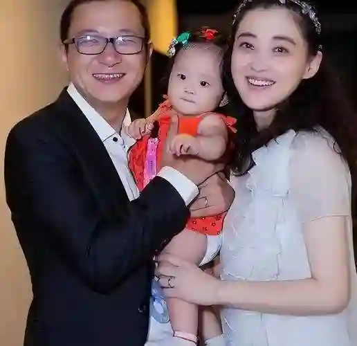50岁梅婷南京被偶遇，路人视角难以言喻，腰粗脸大肉眼泡加大背头
