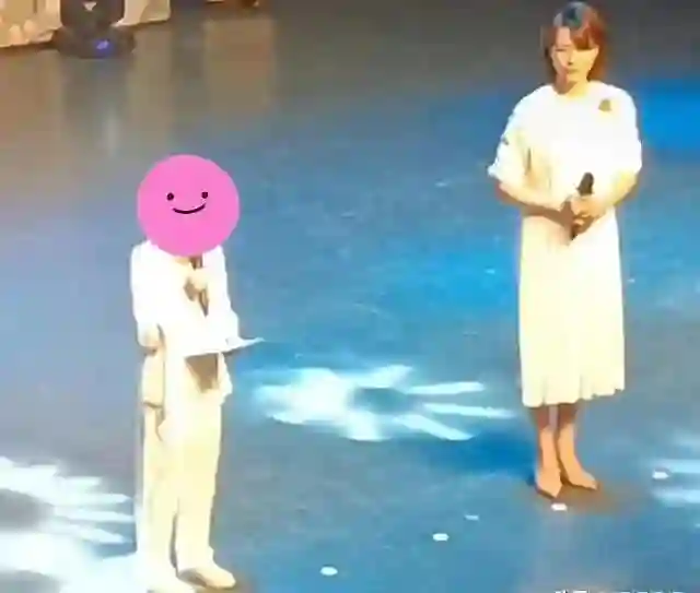 密春雷风波过后，董卿近况曝光，被搀扶走出医院 如今处境早有预兆