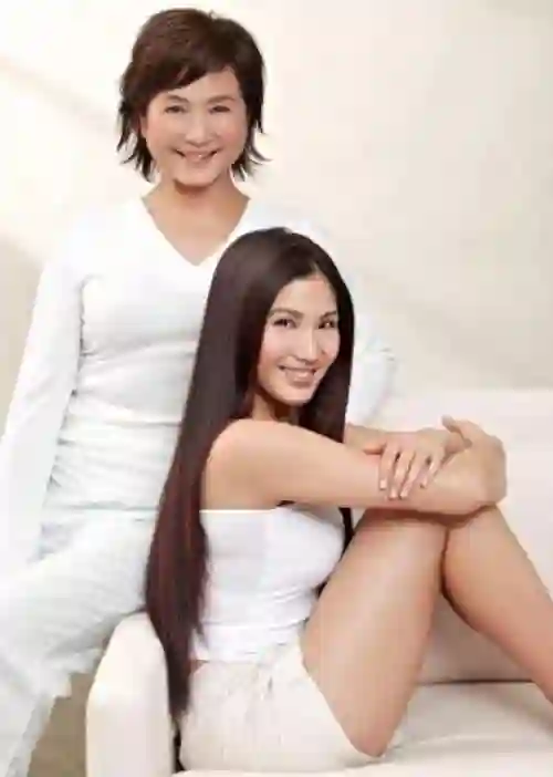 郑佩佩女儿近况曝光：和妈妈超像，在美国当老师，混血儿子很可爱