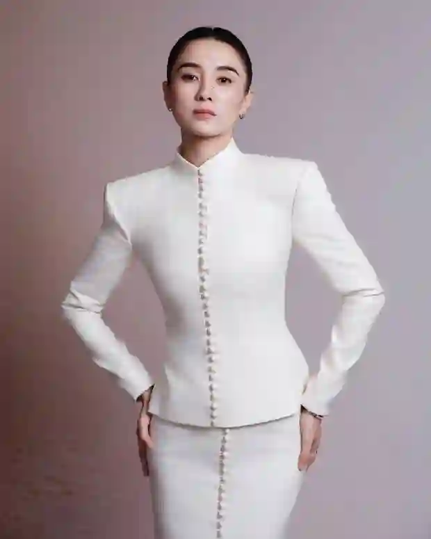 宋佳白礼服造型尽显成熟优雅，淡然眼神衬从容佳态