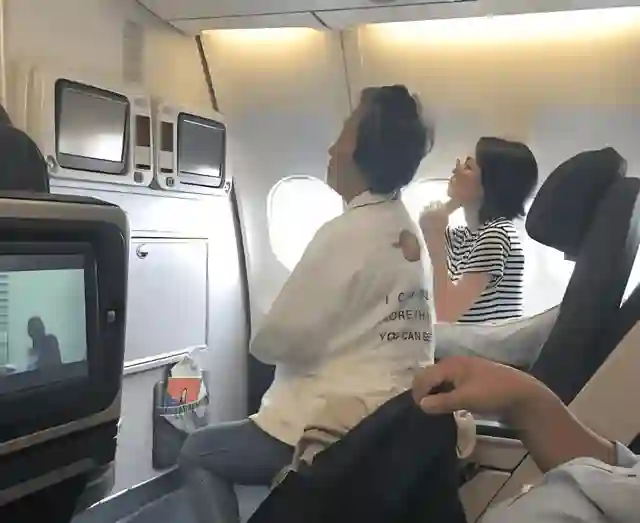 55岁王菲登机被偶遇，身材保养得非常好，腰好细，精神状态也不错