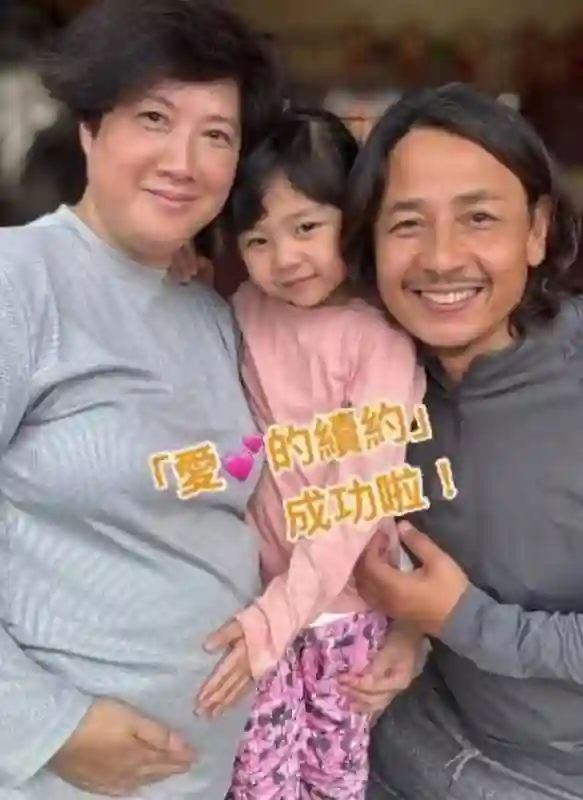 前TVB男星黄泽锋官宣喜讯，58岁妻子怀二胎
