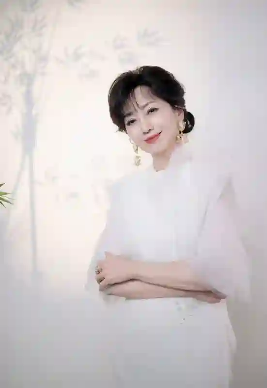 71岁赵雅芝晒竹影美照！白裙造型尽显优雅大气