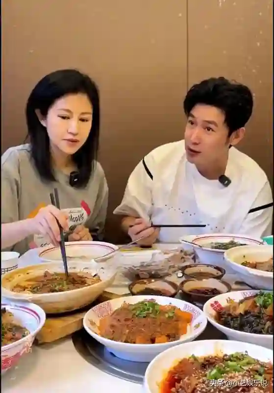 陆毅鲍蕾一家四口甜蜜出游，两个宝贝女儿颜值爆表，太可爱了
