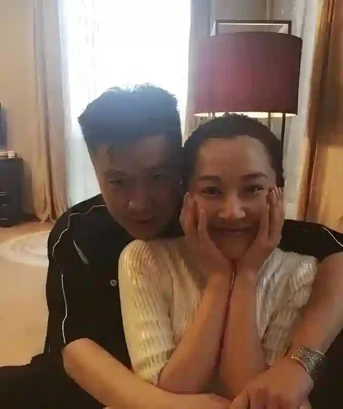 56岁许晴私下聚会放得开，包臀裙展辣身材，依偎男友笑容如少女！