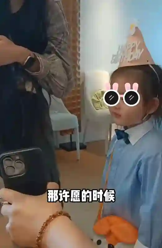 郭碧婷给儿子过三岁生日，小向笙留长发像向佐，生日待遇不如姐姐