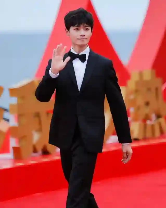 中国电影导演之夜：宋佳满分贵气，刘雨昕造型怪，周笔畅你穿的啥
