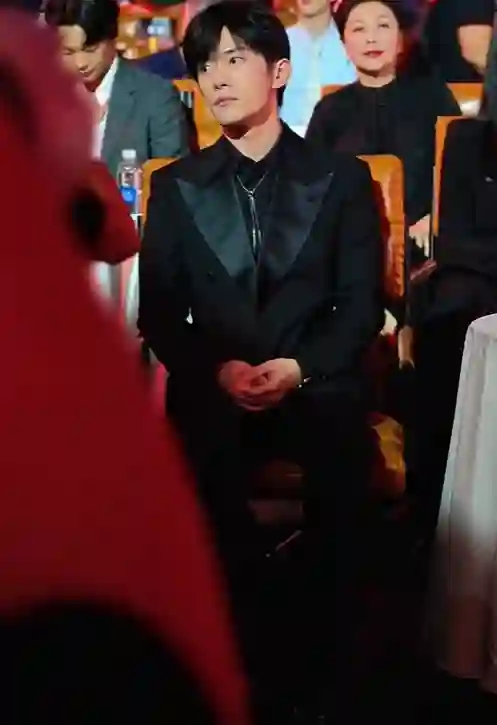 中国电影导演之夜：宋佳满分贵气，刘雨昕造型怪，周笔畅你穿的啥