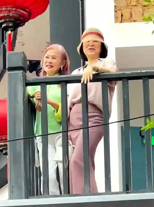 71岁林青霞去江西旅游，打扮贵气，穿一身名牌，街头向粉丝送飞吻