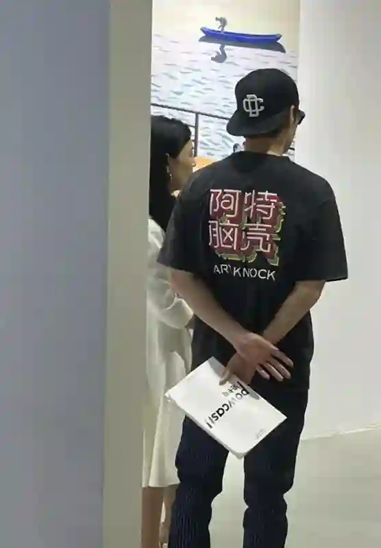 张歆艺袁弘一家看展，婆婆帮带娃真幸福，6岁儿子瘦高个颜值好高
