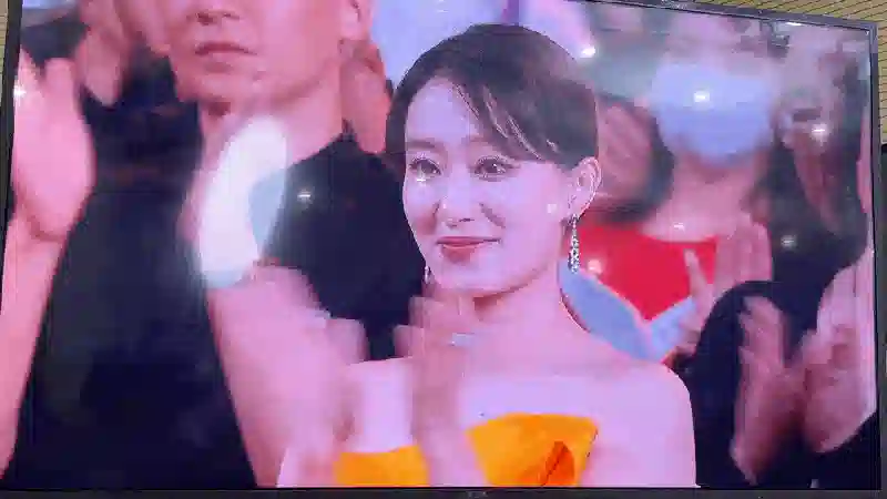 贾玲百花获奖张小斐落泪！相识11年，合作电影总票房超54亿！娱乐圈也有真友谊
