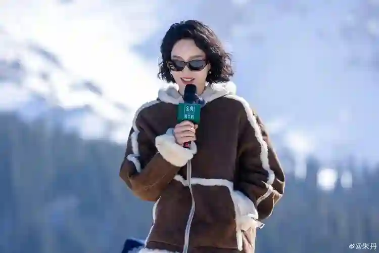 朱丹大早上秀恩爱！和周一围穿情侣装自拍超幸福，一起吃早餐好甜