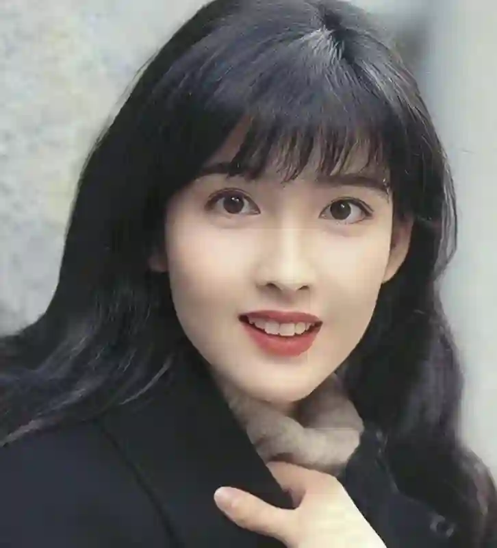57岁周慧敏现身，牙齿又黄又黑太真实，满脸皱纹女神形象不复