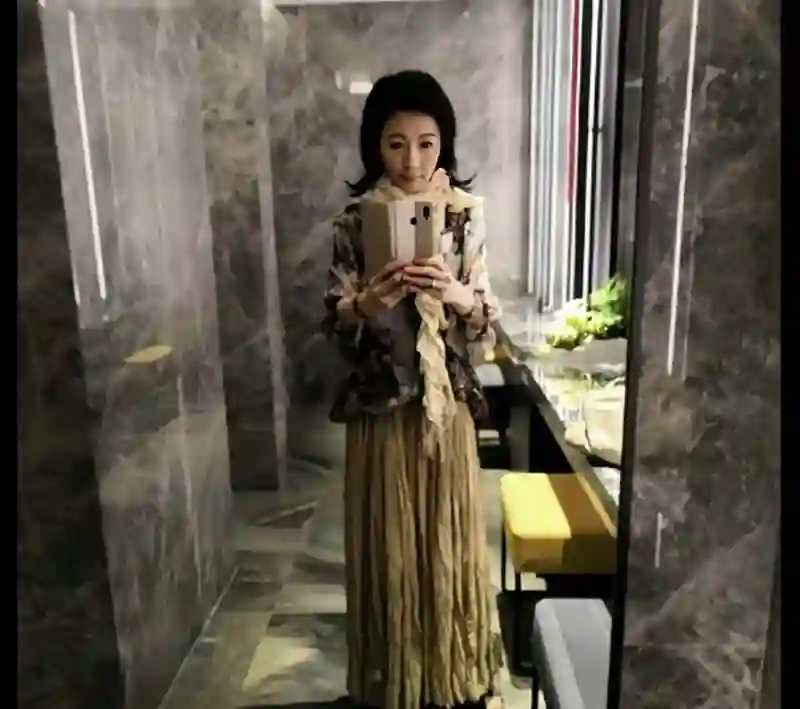 香港知名女星像癌症末期病人，身材消瘦双颊凹陷，体重不到80斤