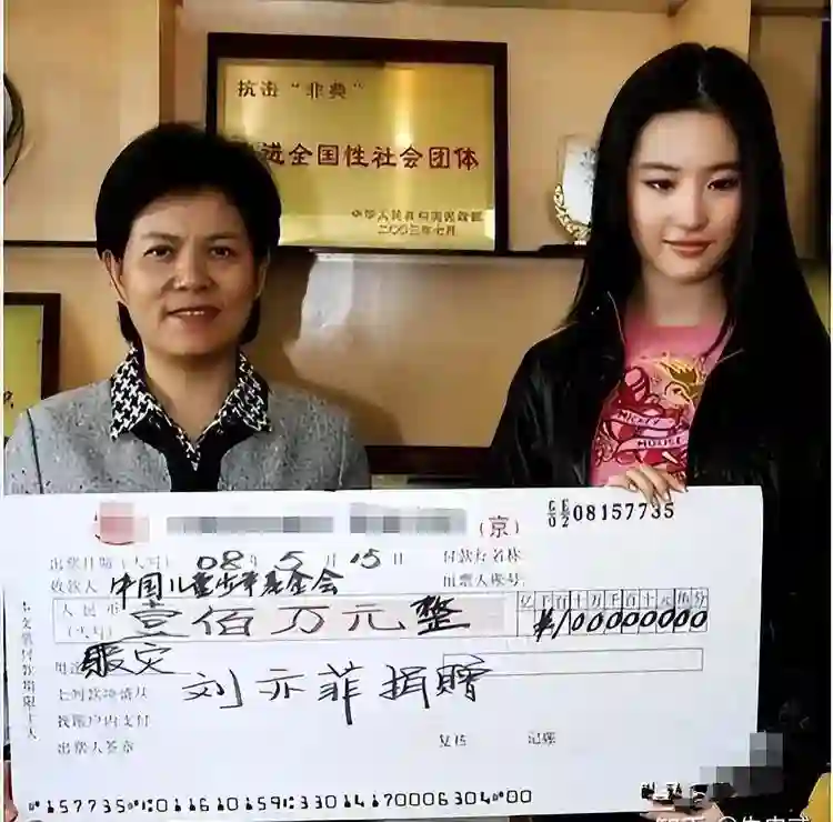 为什么赵丽颖不合群被夸刘亦菲不合群被骂？外交部的评价一针见血