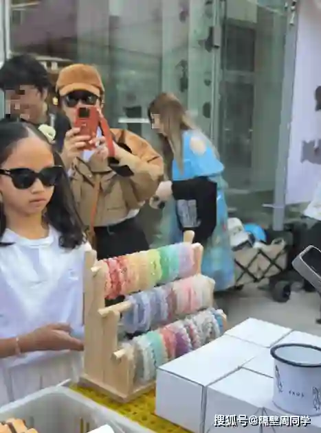 孙俪带女儿参加公益，小花很认真晒黑了，孙俪私服衣品被称赞