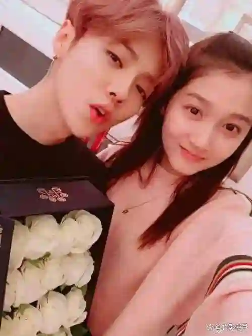 鹿晗关晓彤未分手！女方颁奖礼现鹿晗旧照，男方疑秀手机屏保合影