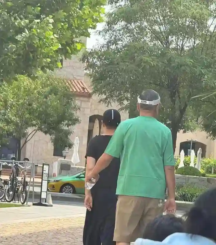 宋丹丹一家在阿那亚度假，老伴需要喂饭，带娃和普通人没区别