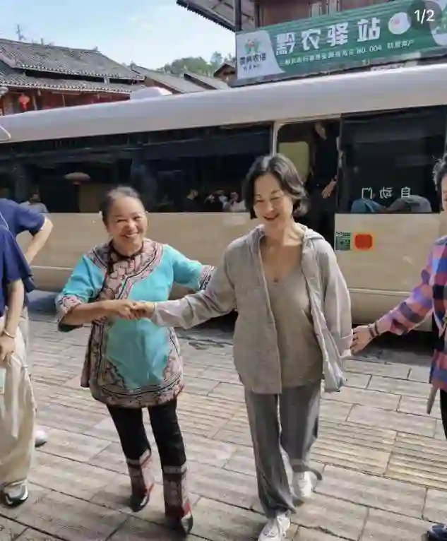 何超琼现身景区，没有名牌傍身被路人当普通游客，走路外八就是老太太！
