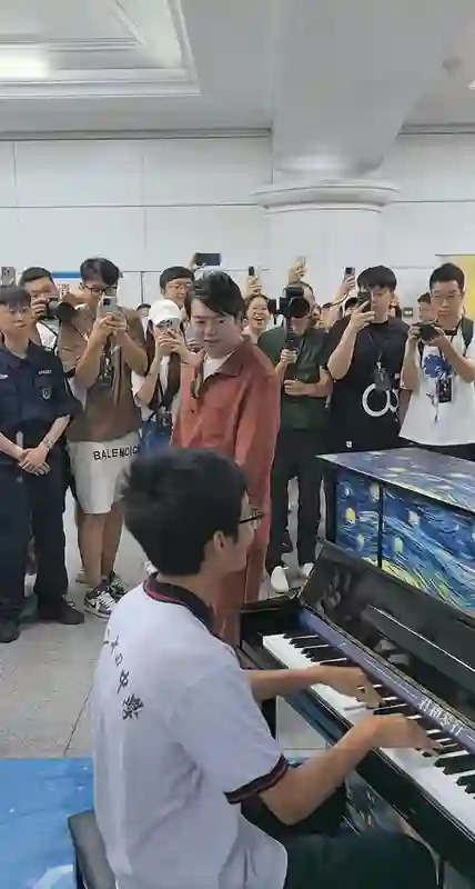 郎朗现身大连地铁站驻足倾听高中生弹琴，当事人：见到偶像有种难以言说的兴奋