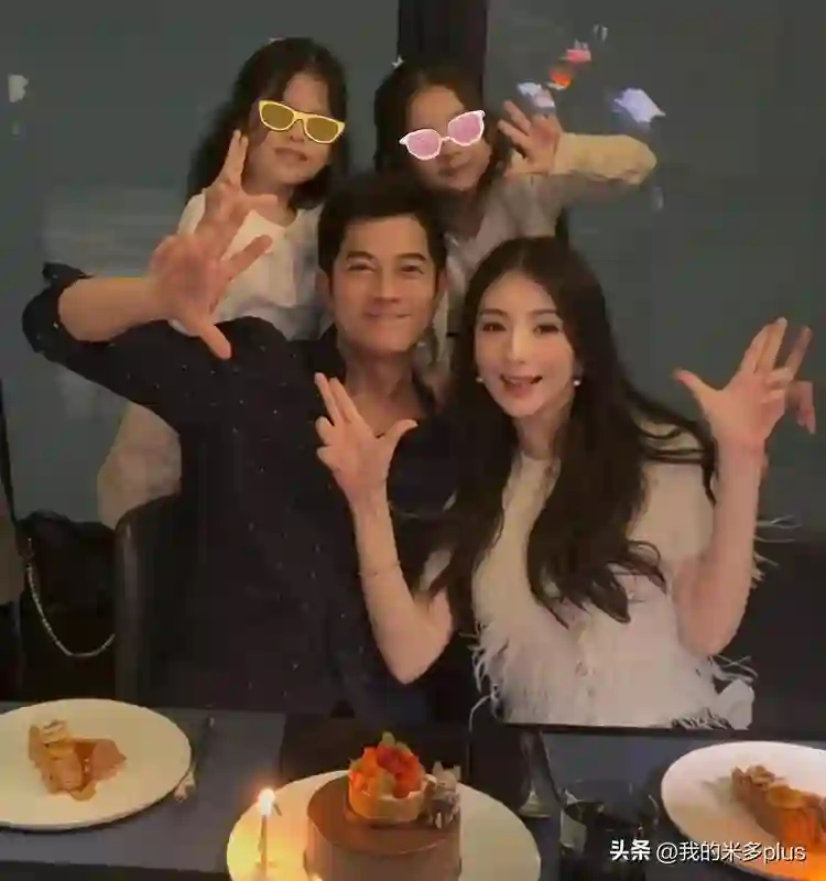 方媛结婚8周年晒照，郭富城黑发显年轻，俩女儿似洋娃娃精致无比