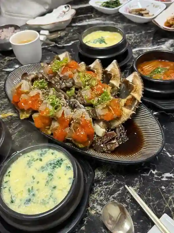 吴千语在夕阳下奔跑，她在韩国街头很美，施伯雄陪她和她闺蜜逛街