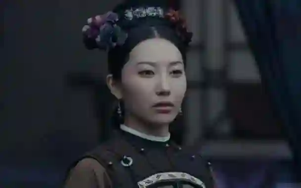 章子怡现身活动嫂子陪同现身，跟在身后像助理，曾出演知名角色