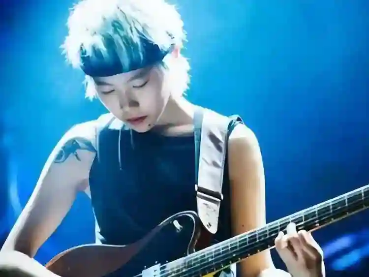 王菲女儿窦靖童，“整容式”亮相上海电影节，天后基因太强大