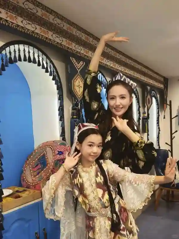 佟丽娅舞剧首秀成功，好友董璇母女暖心力挺